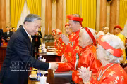 Party General Secretary and State President To Lam and the elderly representatives at the gathering in Hanoi on June 5 (Photo: VNA)