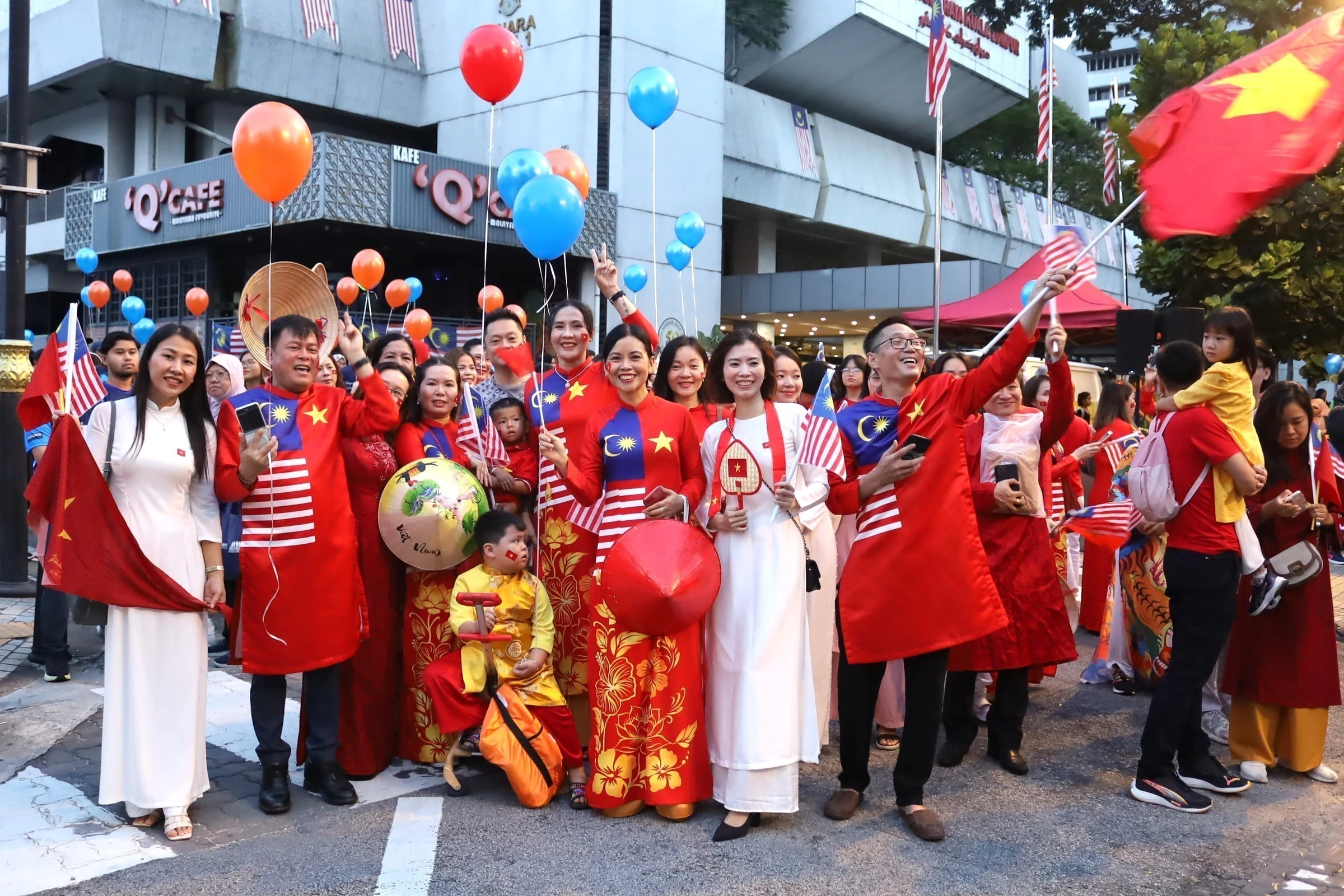 Vietnamese people take part in activities celebrating the 80th anniversary of Vietnam’s National Day in Kuala Lumpur, Malaysia. (Photo: VNA)