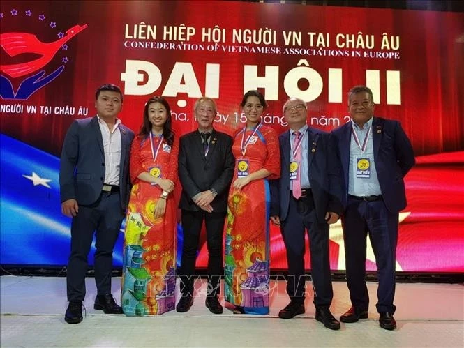 Nguyen Hai Nam (far right) attends the second Congress of the Union of Vietnamese Associations in Europe. (Photo: VNA)