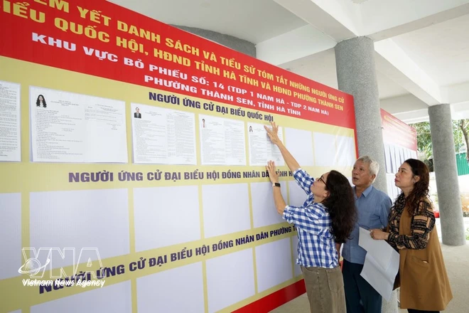 Lists of candidates in the deputies to the 16th National Assembly and People’s Councils at all levels are publicised at Polling Station No. 14 in Thanh Sen ward, Ha Tinh province. (Photo: VNA)