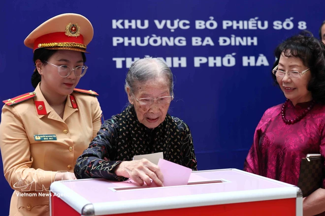 Doan Thi Thuan, a 101-year-old voter, casts her ballot at Polling Station No. 8 in Ba Dinh ward, Hanoi, on March 15. (Photo: VNA)