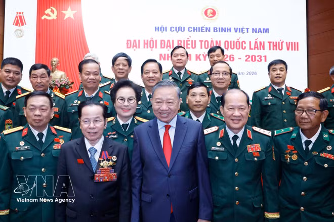 Party General Secretary and State President To Lam (front, centre) and delegates at the opening session of the 8th National Congress of the Vietnam War Veterans’ Association in Hanoi on June 17. (Photo: VNA)