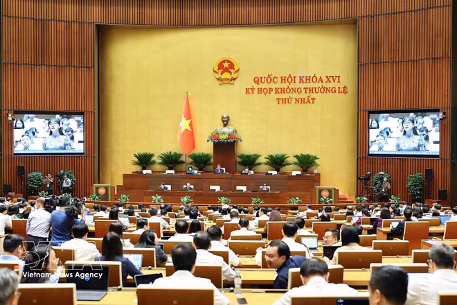 A plenary sitting of the 16th National Assembly’s first extraordinary session (Photo: VNA)