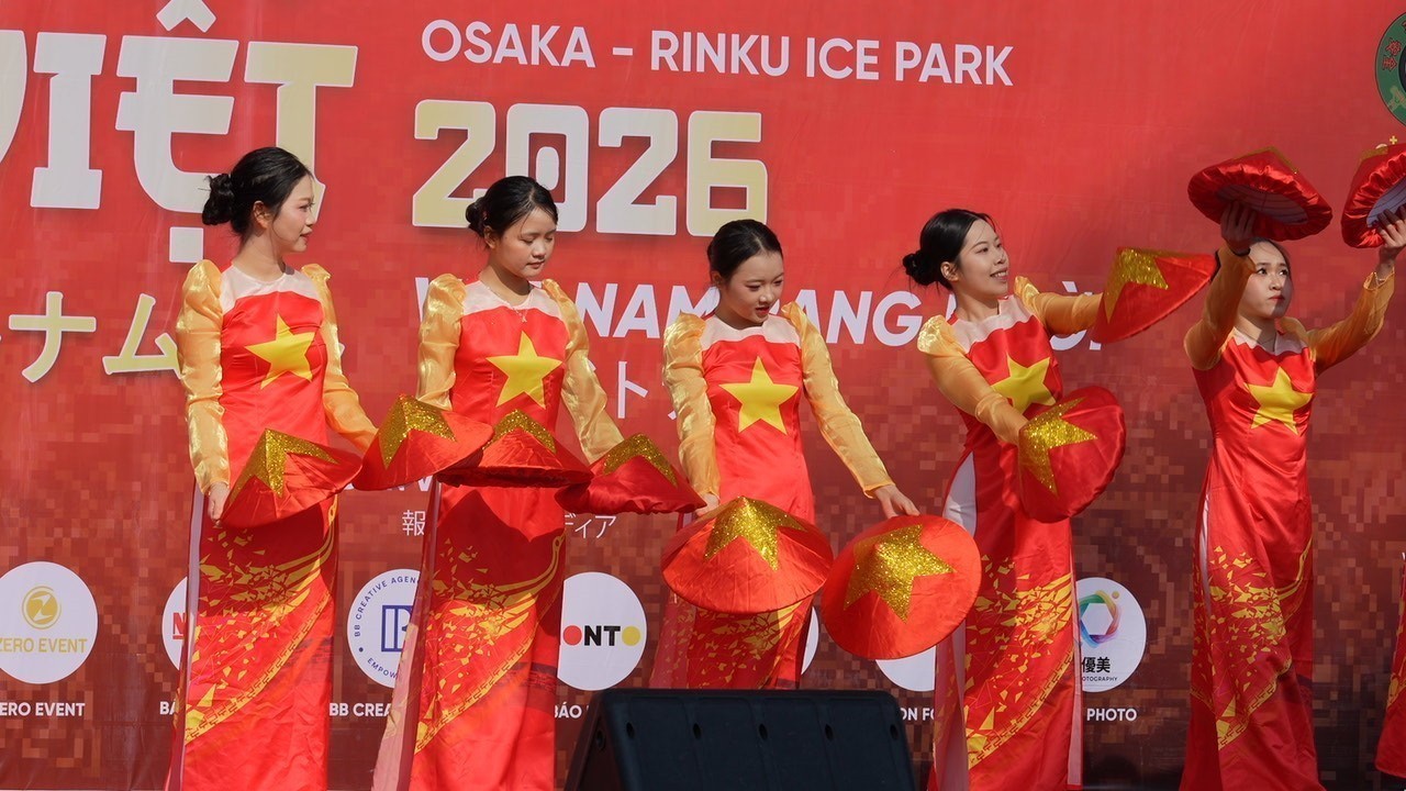 A dancing performance at the Vietnamese Tet Osaka 2026 programme (Photo: VNA)