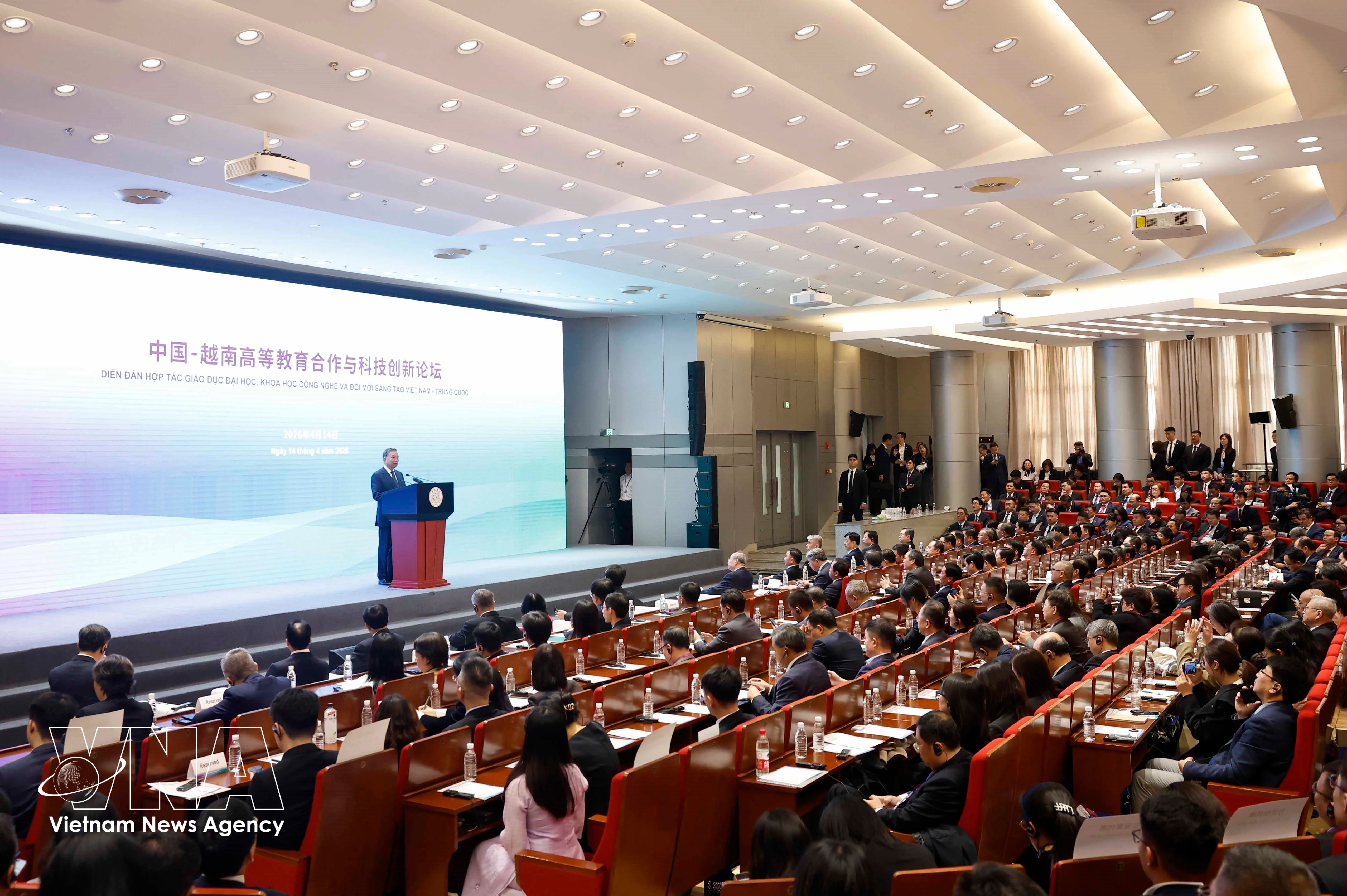 Party General Secretary and State President To Lam delivers a policy speech at Tsinghua University in Beijing on April 14. (Photo: VNA)