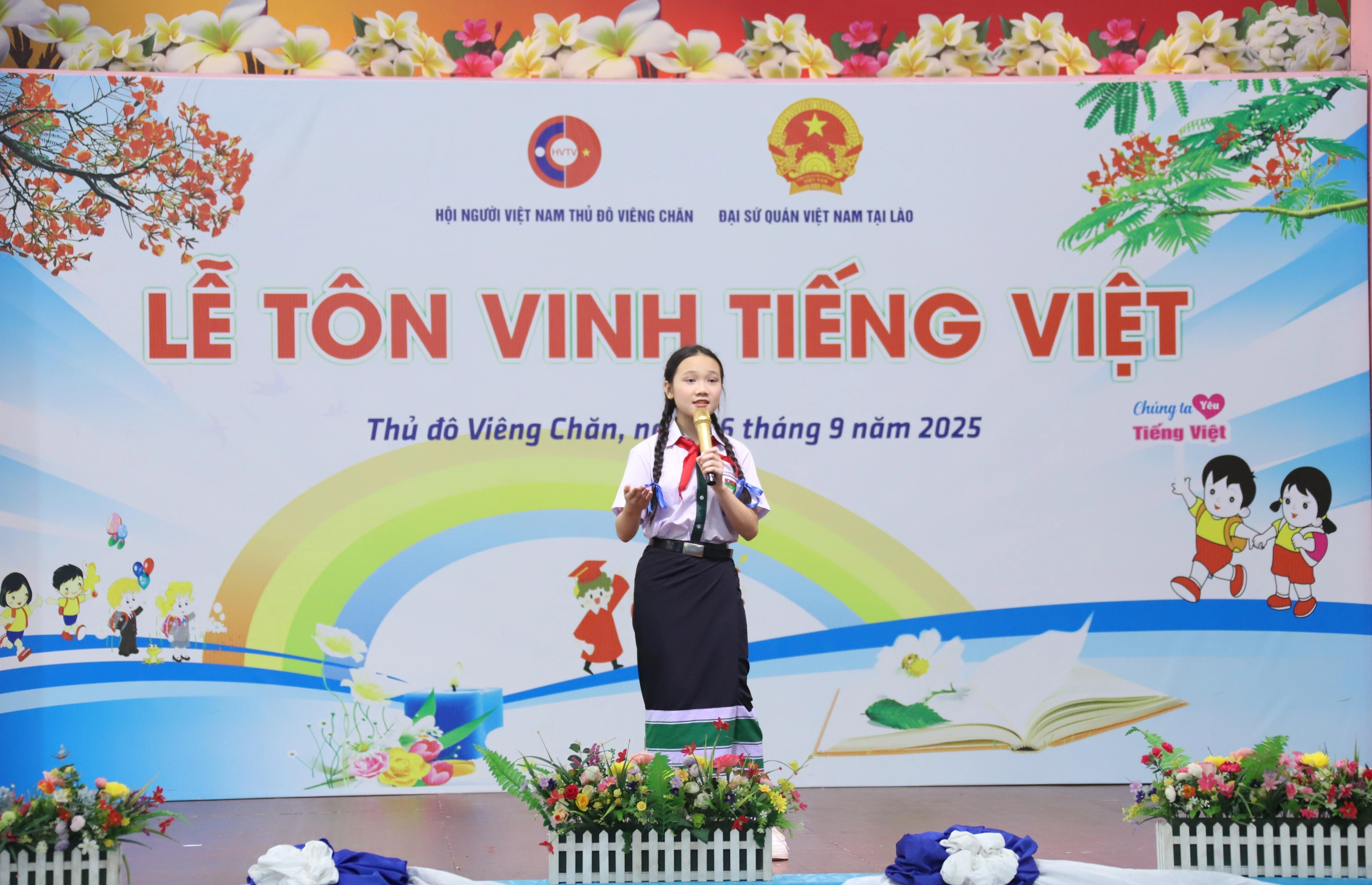 A student from Nguyen Du Lao-Vietnamese bilingual school participates in a story-telling competition in Vietnamese with the theme "Vinh Moc Tunnel - Quang Tri, where life is immortal" (Photo: VNA)