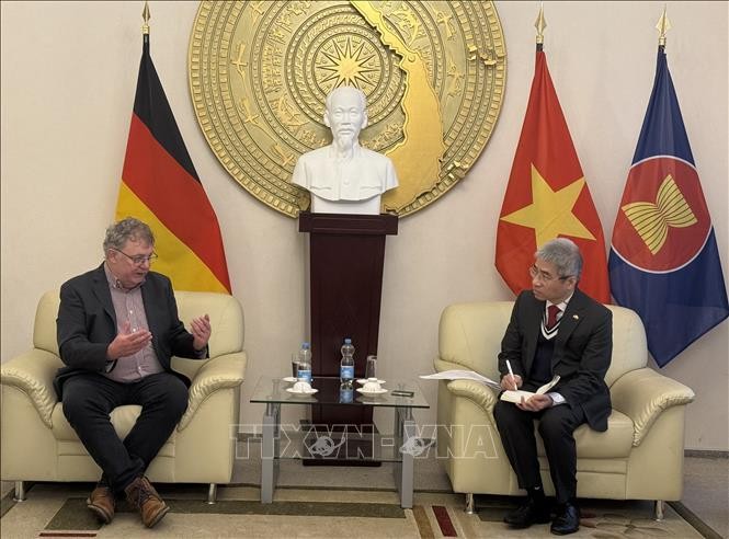 Vietnamese Ambassador to Germany Nguyen Dac Thanh (R) meets with Patrik Köbele, Chairman of the German Communist Party (DKP). (Photo: VNA)