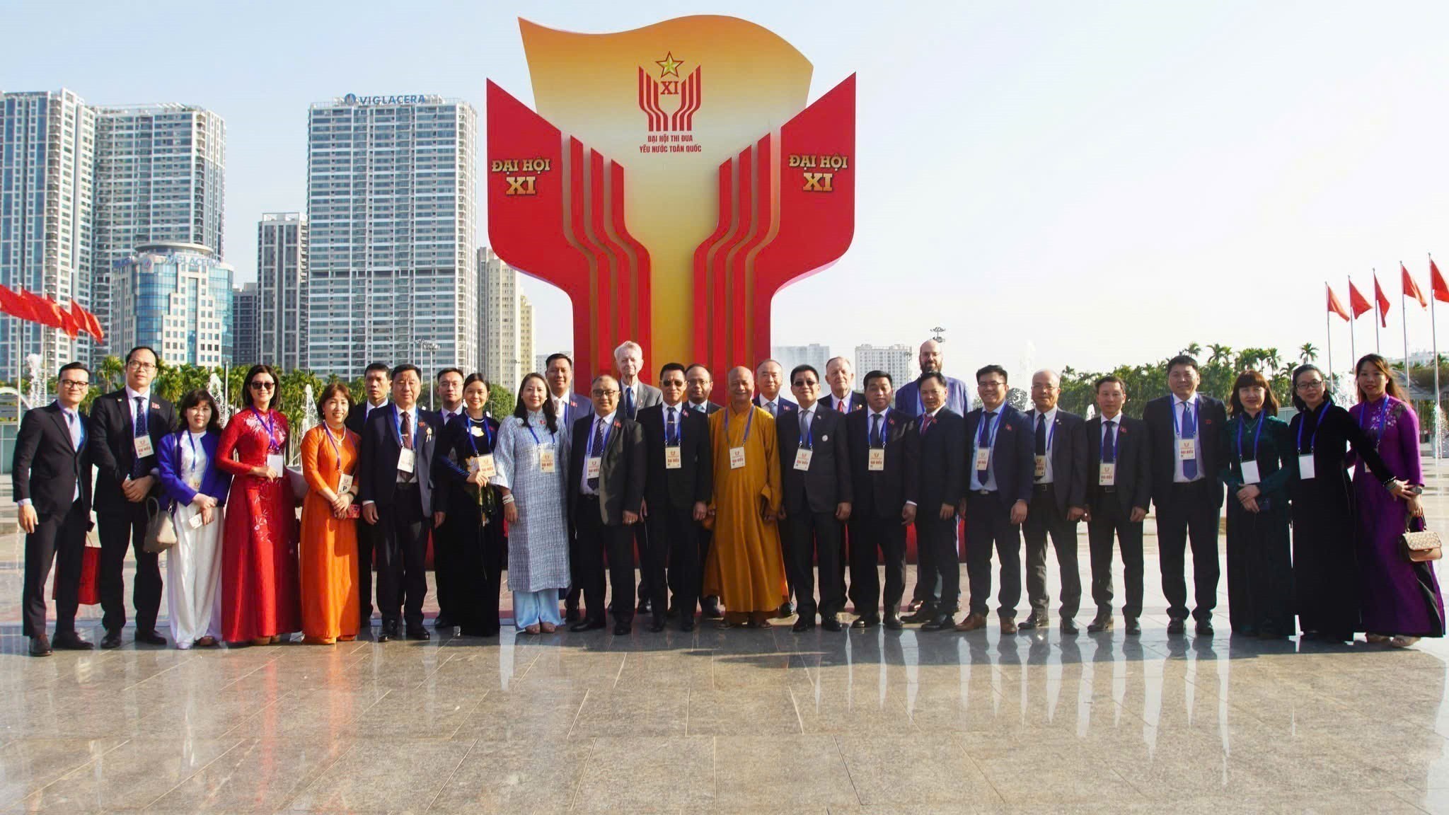 Overseas Vietnamese attending the 11th National Patriotic Emulation Congress pose for a group photo. (Photo: VNA)