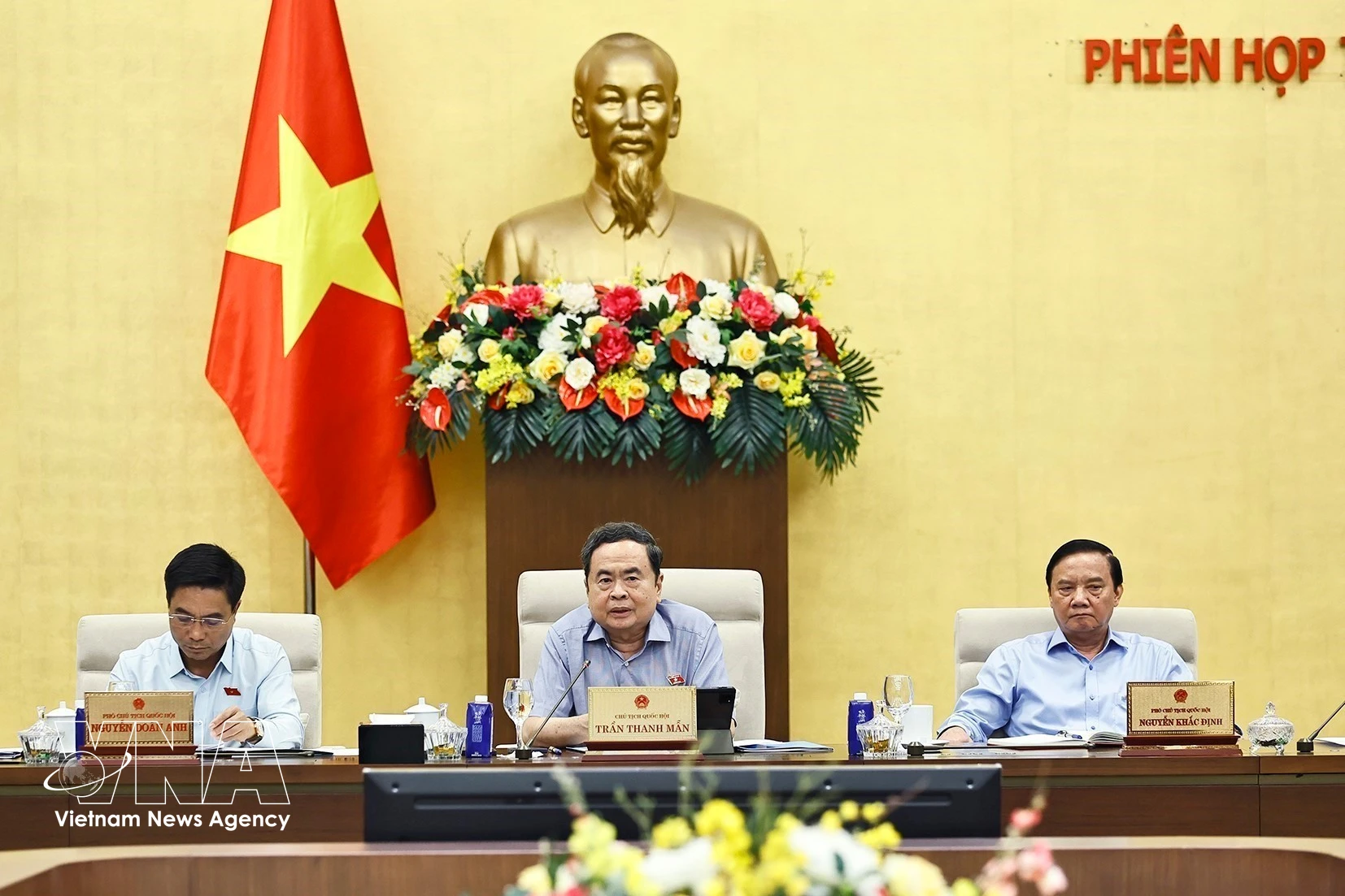 NA Chairman Tran Thanh Man (centre) and NA Vice Chairmen Nguyen Khac Dinh (R) and Nguyen Doan Anh at the NA Standing Committee's fourth session. (Photo: VNA)