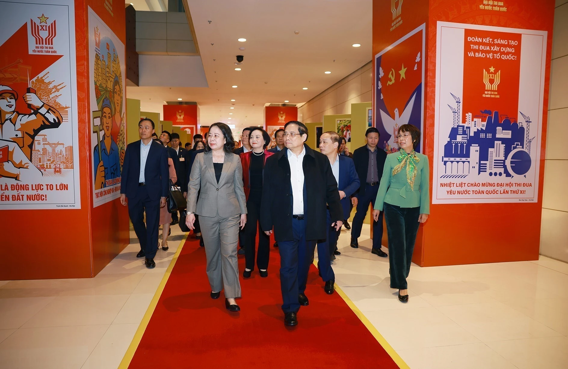 Prime Minister Pham Minh Chinh inspects the photo exhibition on the patriotic emulation movement throughout different periods, organised by the Vietnam News Agency. (Photo: VNA)