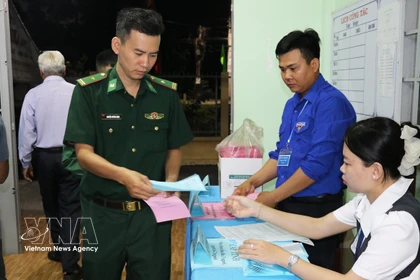 A border guard comes to cast his ballot in Tan Phu Dong islet commune, Dong Thap province, on March 15 morning. (Photo: VNA)