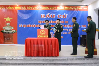 Voters at Dao San Border Guard Station cast their ballots in the election of deputies to the 16th National Assembly and People’s Councils at all levels for the 2026–2031 term. Photo: VNA