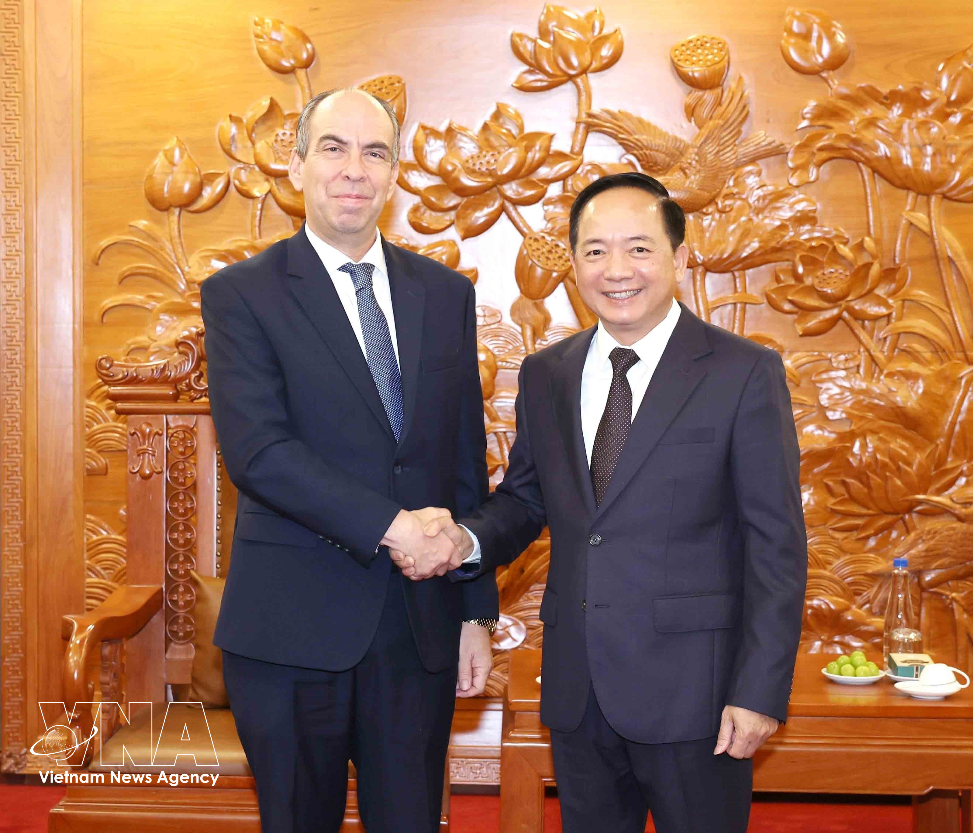 Politburo member and Chairman of the Communist Party of Vietnam (CPV) Central Committee’s Commission for Information, Education and Mass Mobilisation Trinh Van Quyet (R) and Cuban Ambassador Rogelio Polanco Fuentes in Hanoi on March 19. (Photo: VNA)