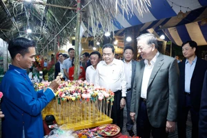 General Secretary To Lam, National Assembly Chairman Tran Thanh Man, Standing member of the Party Central Committee's Secretariat Tran Cam Tu and delegates visit an OCOP booth. (Photo: VNA) 
