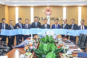 The Chinese side hands over the draft preliminary feasibility study report for the Lao Cai – Hanoi – Hai Phong railway project to Vietnam’s Ministry of Construction at the meeting (Photo: nhandan.vn)
