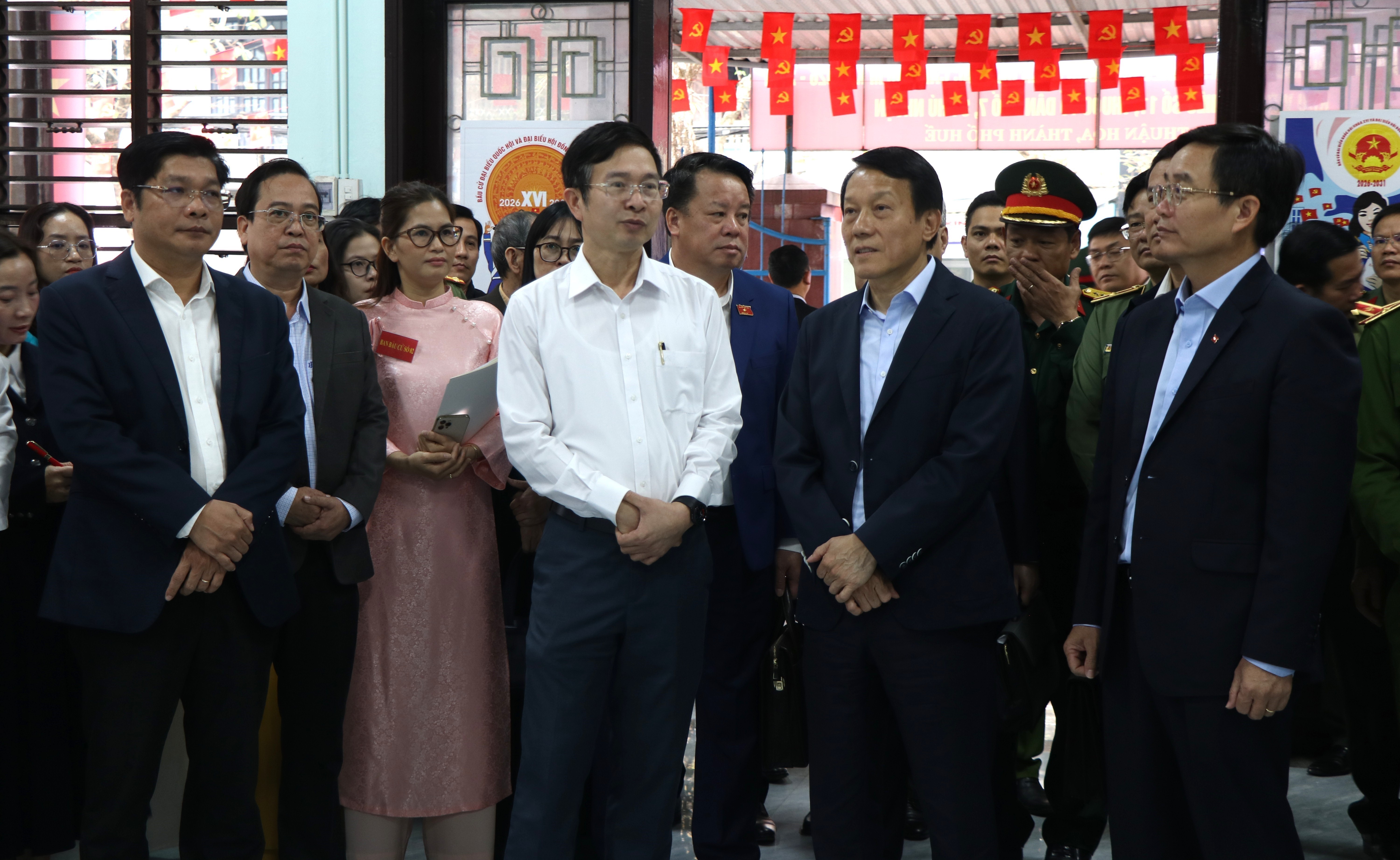 General Luong Tam Quang (second from right) inspects election preparations at Thuan Hoa ward, Hue city. (Photo: VNA)