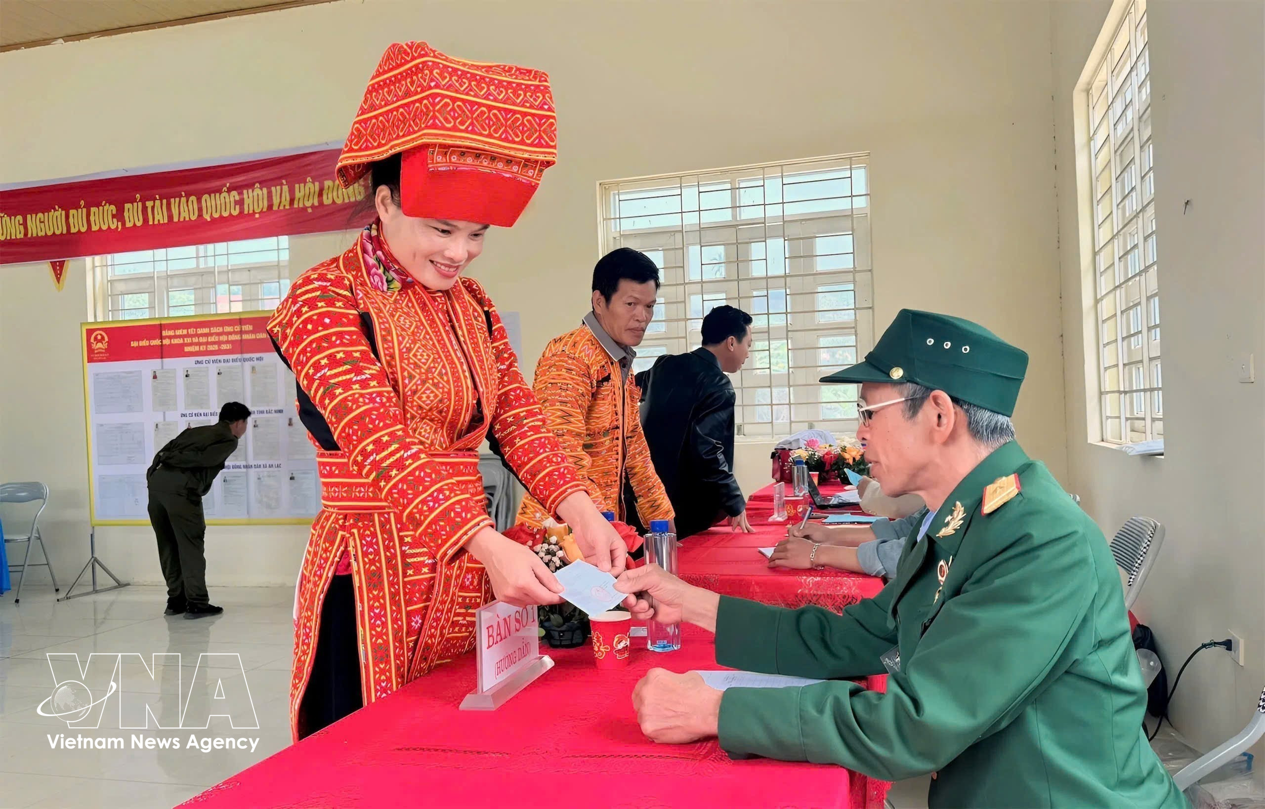 Voters from Dao ethnic minority group in An Lac commune, Bac Ninh province, go to the polls. (Photo: VNA)