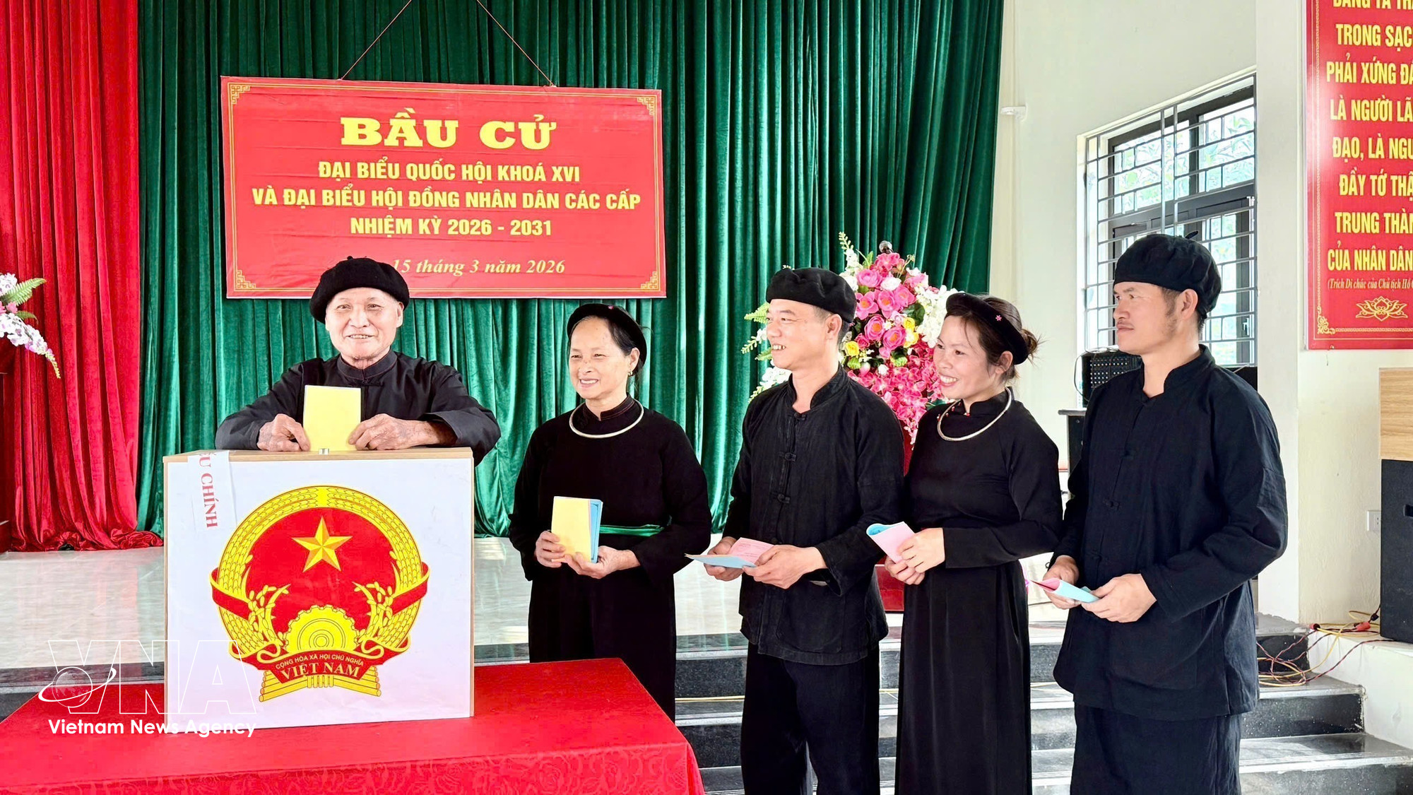 Tay ethnic voters in Na O village of An Lac commune, Bac Ninh province, cast their ballots with enthusiasm on March 15, 2026. (Photo: VNA)