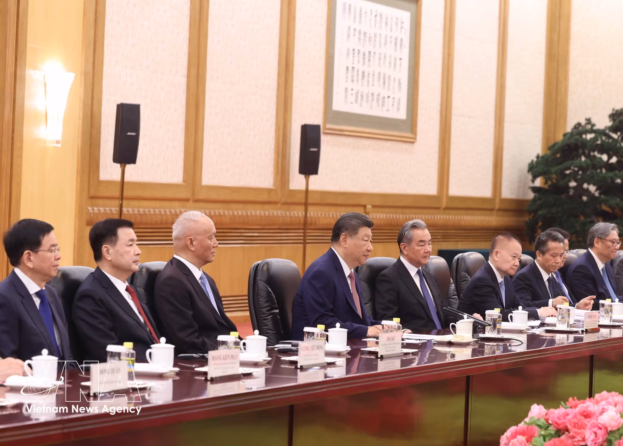 Party General Secretary and President of China Xi Jinping (fourth, left) and members of the high-ranking delegation of China at the talks (Photo: VNA)