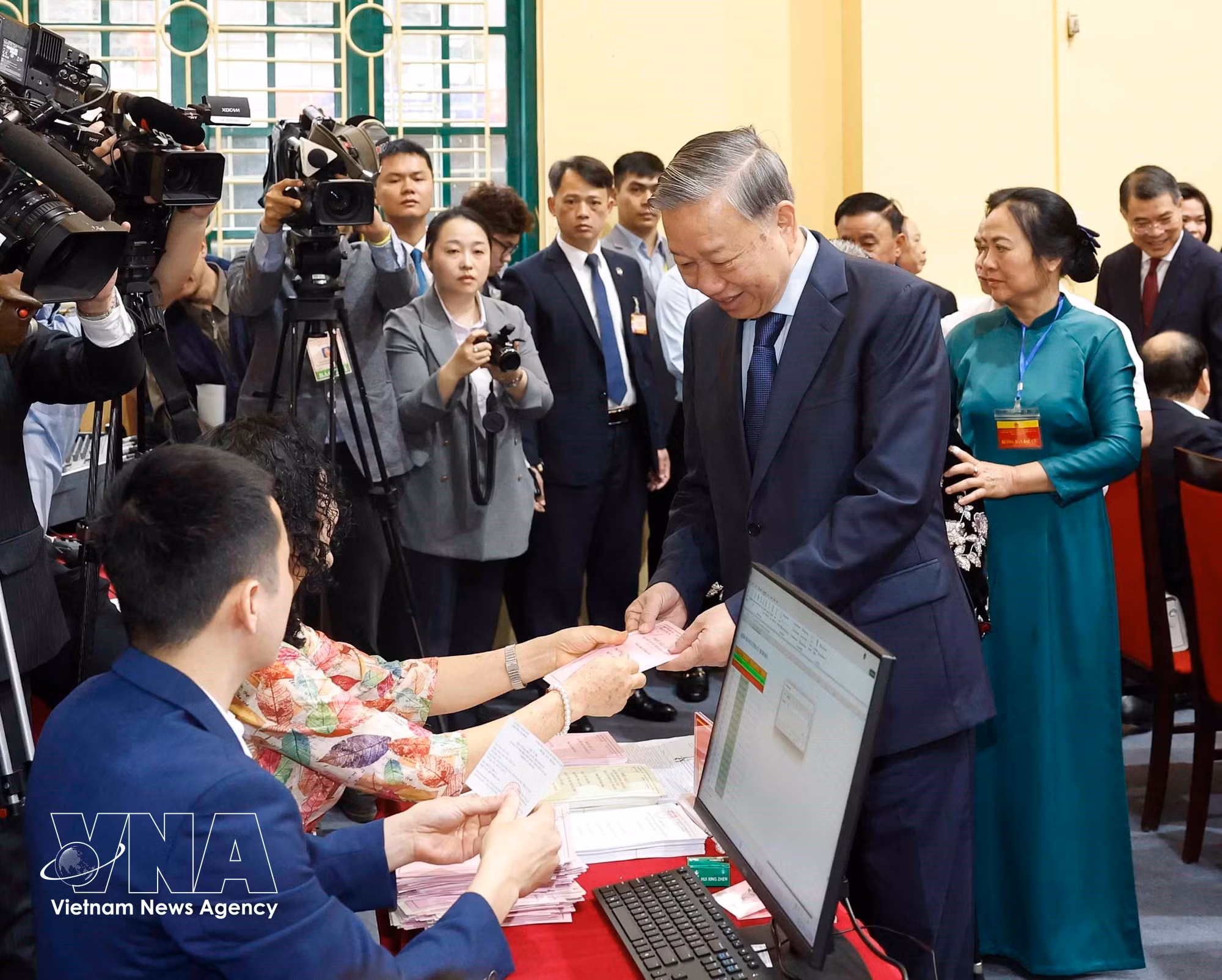 vnanet-tong-bi-thu-to-lam-bo-phieu-bau-cu-tai-phuong-ba-dinh-ha-noi-8641444-1.jpg