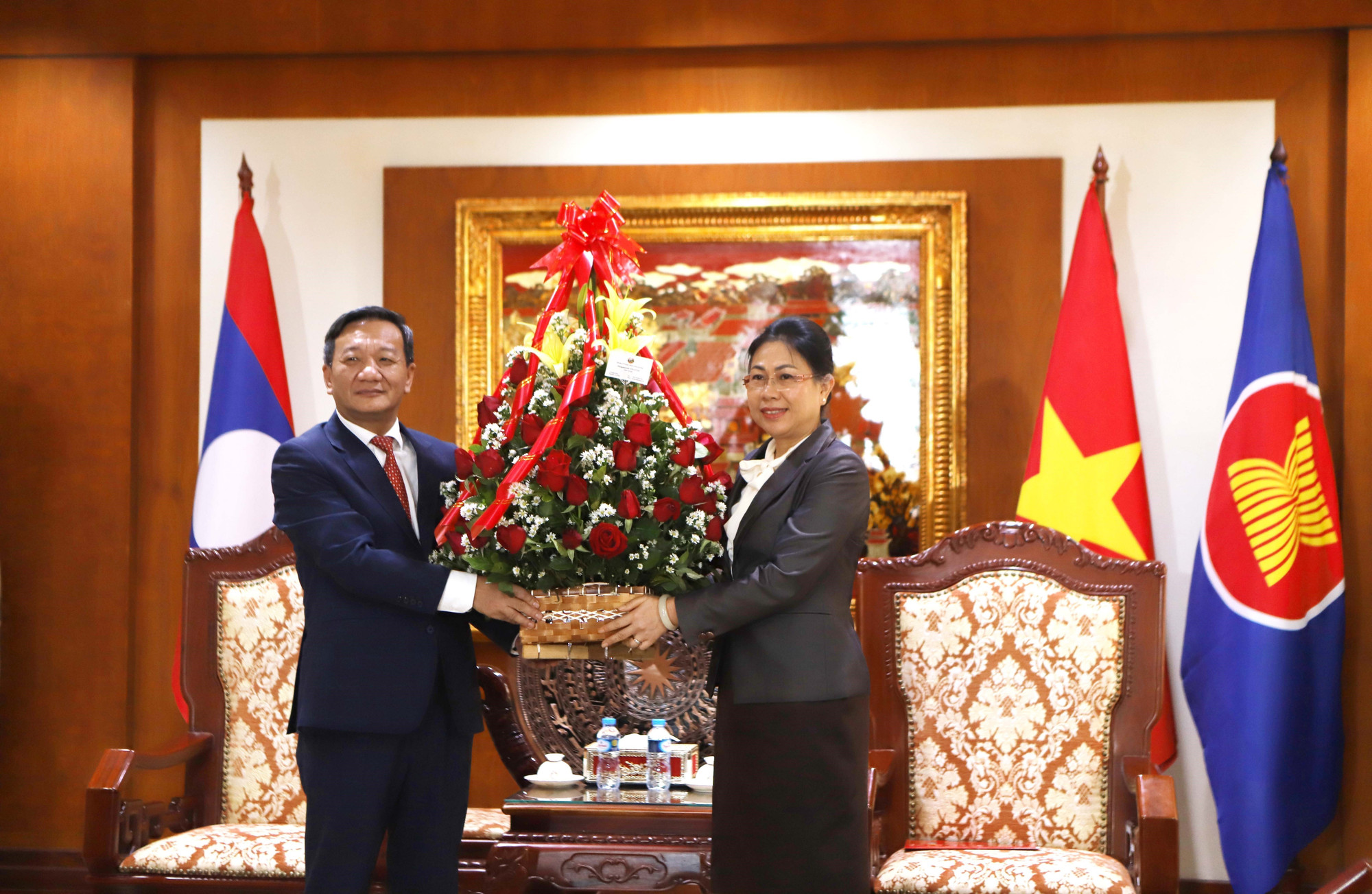 Lao Deputy Minister of Foreign Affairs Phongsamout Anlavan (R) congratulates the CPV on its 96th anniversary. (Photo: VNA)