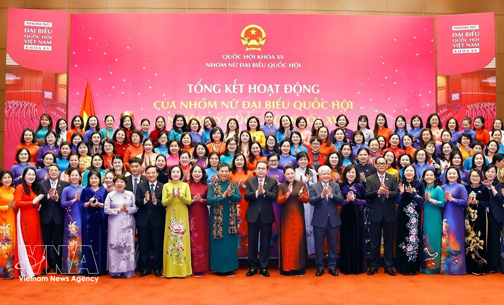 National Assembly Chairman Tran Thanh Man and officials attend a ceremony reviewing the activities of the Group of Women Deputies of the 15th National Assembly in Hanoi on December 9, 2025. (Photo: VNA)