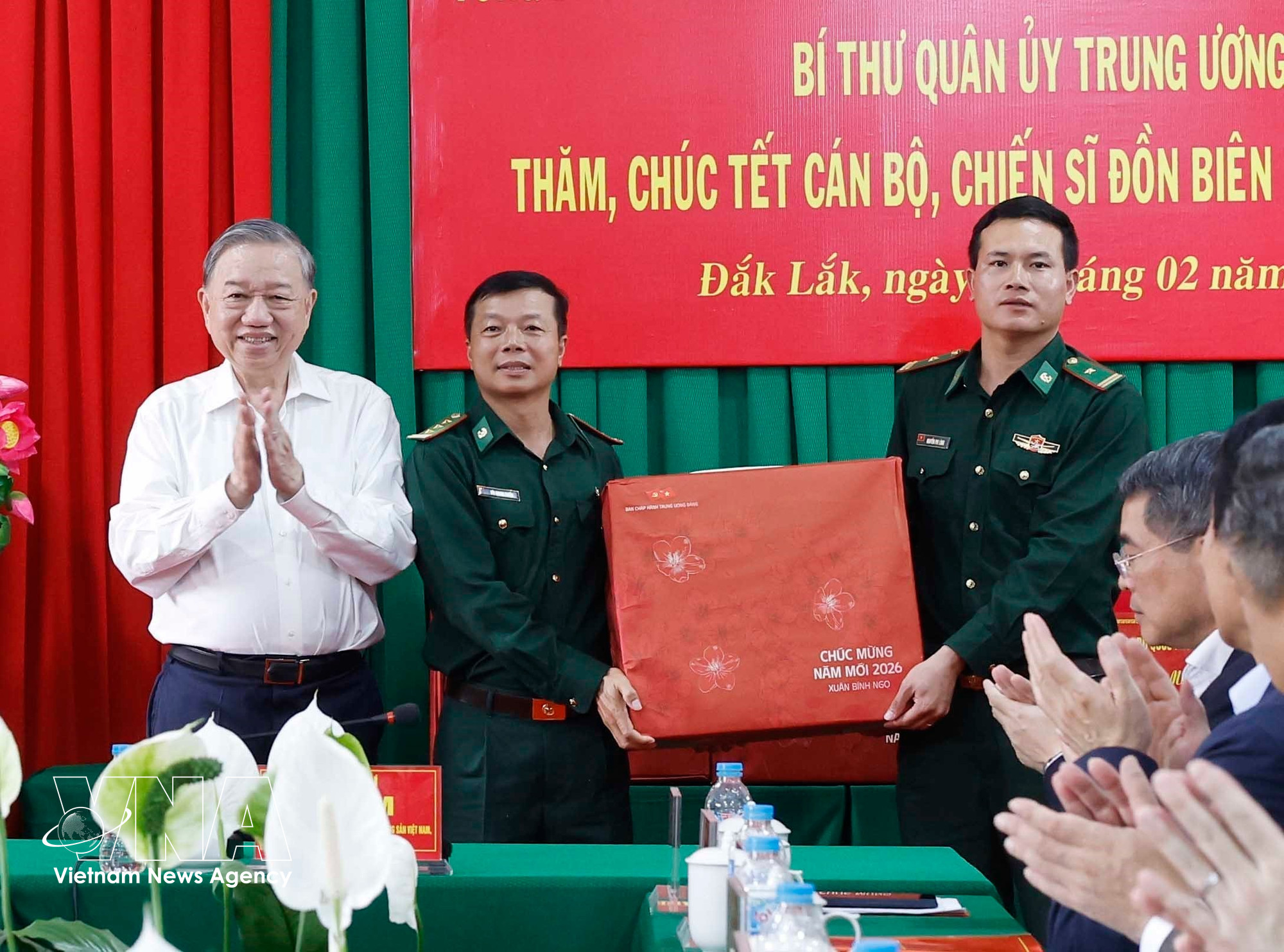 vnanet-vna-potal-tong-bi-thu-to-lam-bi-thu-quan-uy-trung-uong-tham-chuc-tet-can-bo-chien-sy-don-bien-phong-ea-hleo-8586533.jpg