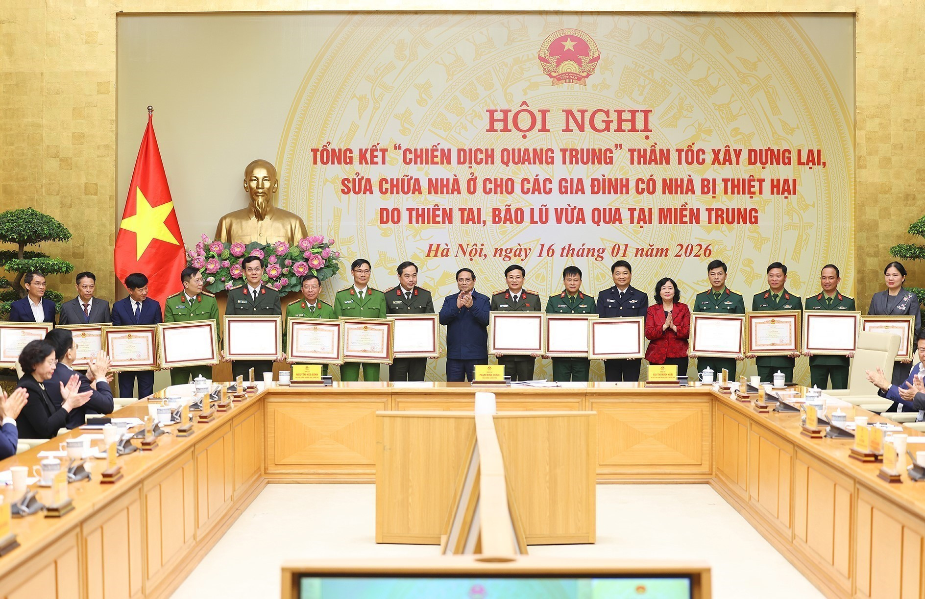vna-potal-thu-tuong-chu-tri-hoi-nghi-tong-ket-chien-dich-quang-trung-xay-dung-lai-nha-cho-cac-gia-dinh-bi-thiet-hai-do-bao-lu-tai-mien-trung-8533160.jpg