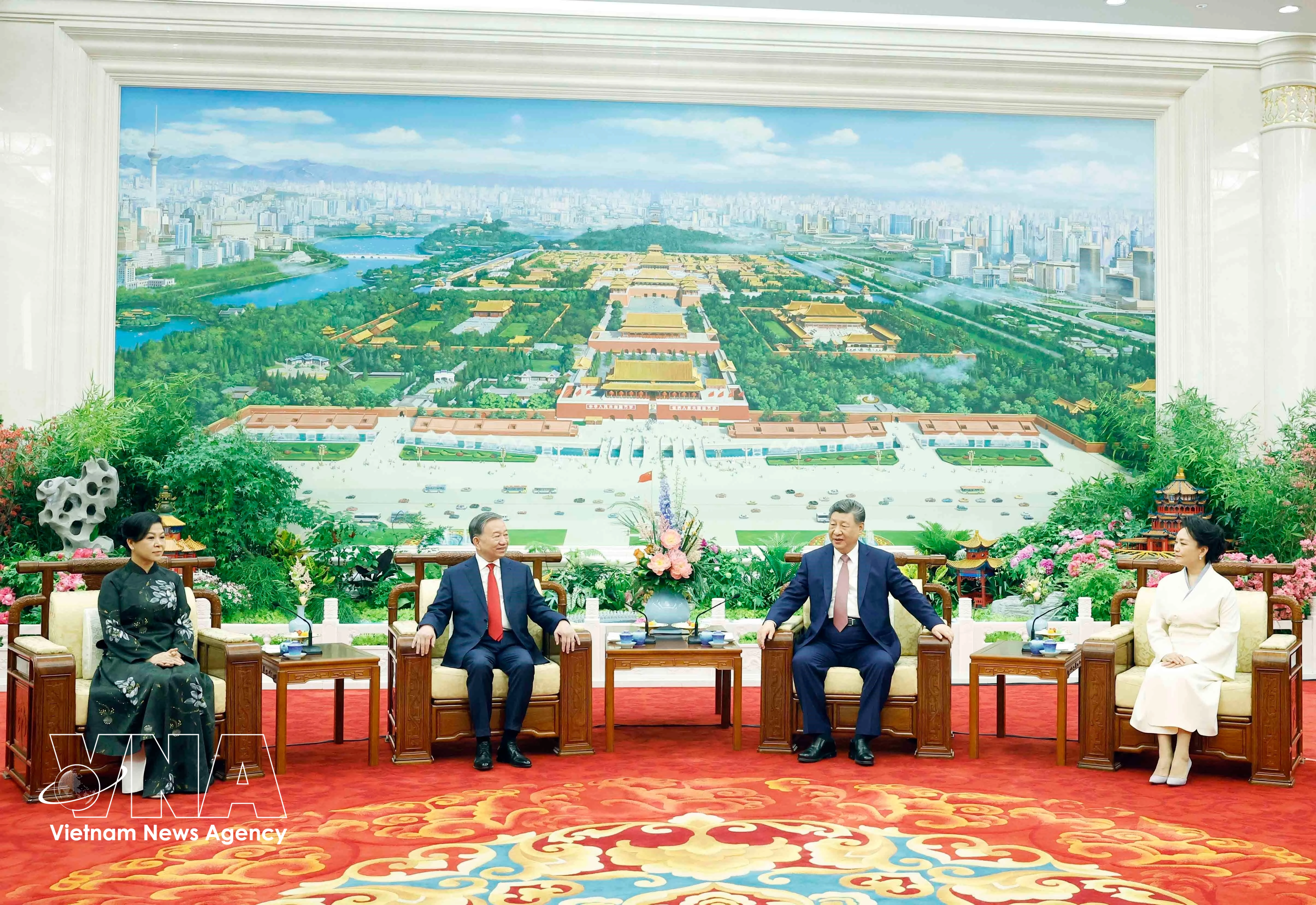 Party General Secretary and President of Vietnam To Lam, Party General Secretary and President of China Xi Jinping and their spouses attend a tea reception during the former's state visit to China from April 14 to 17, 2026. (Photo: VNA)
