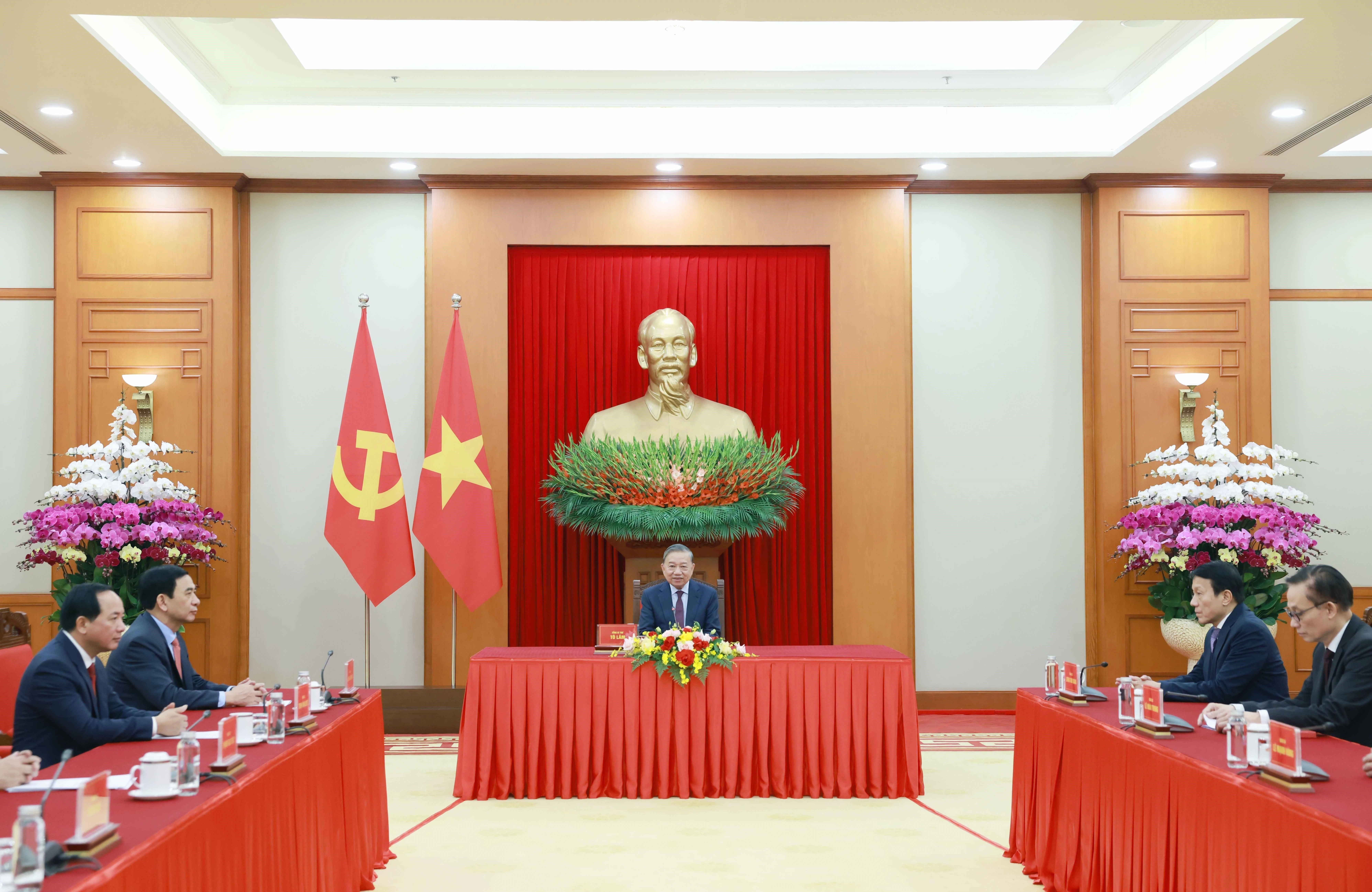 Party General Secretary To Lam and officials at the phone talks with Russian President Vladimir Putin on January 24 (Photo: VNA)