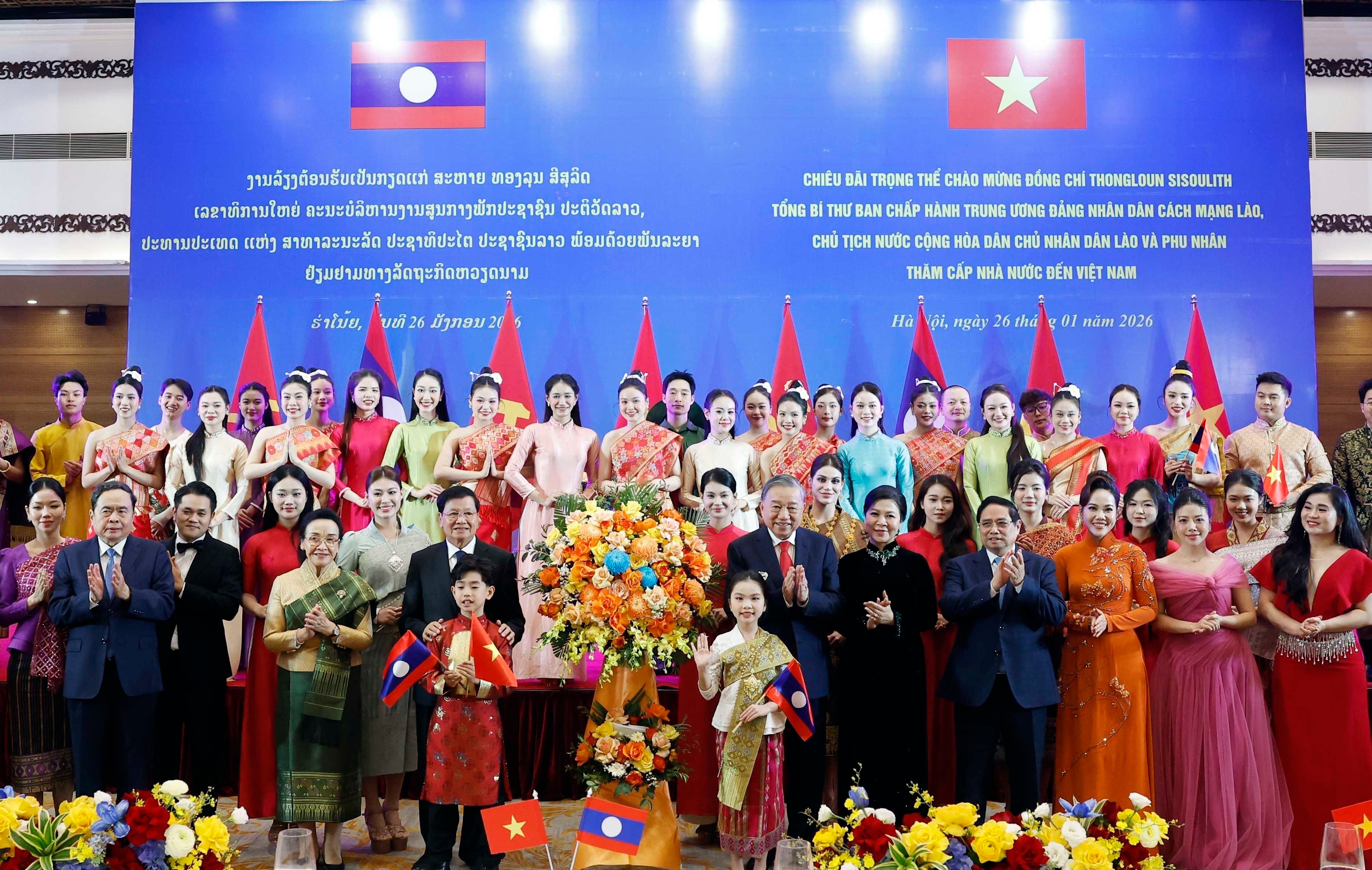 Party General Secretary To Lam and his spouse, together with Party General Secretary and President of Laos Thongloun Sisoulith and his spouse, present flowers to artists at the banquet. (Photo: VNA)