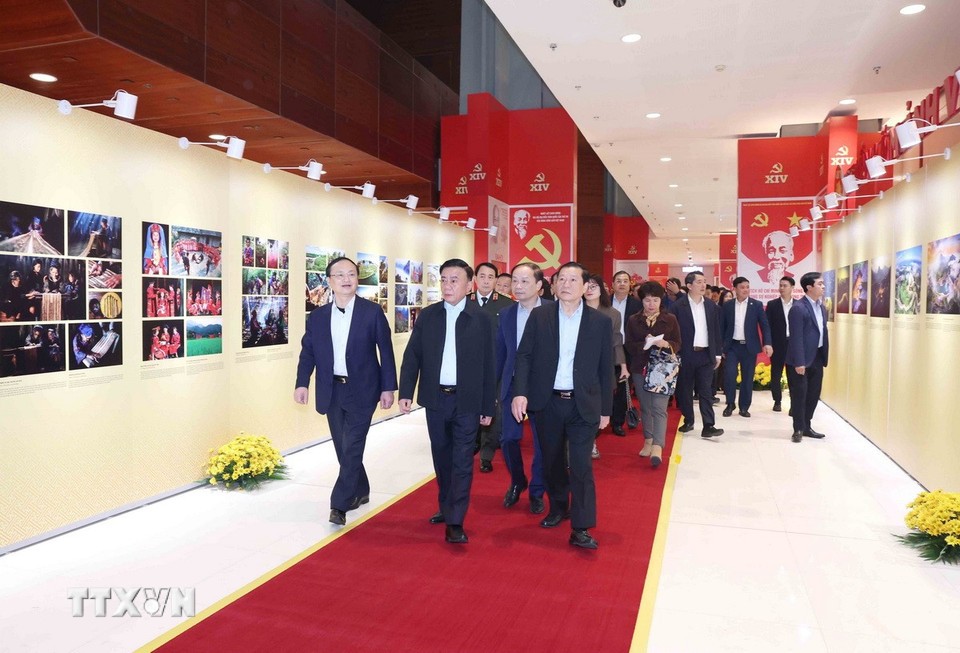 Permanent member of the Party Central Committee’s Secretariat Tran Cam Tu (front, centre) and other officials examine an exhibition of publications serving the 14th National Party Congress on January 13. (Photo: VNA)