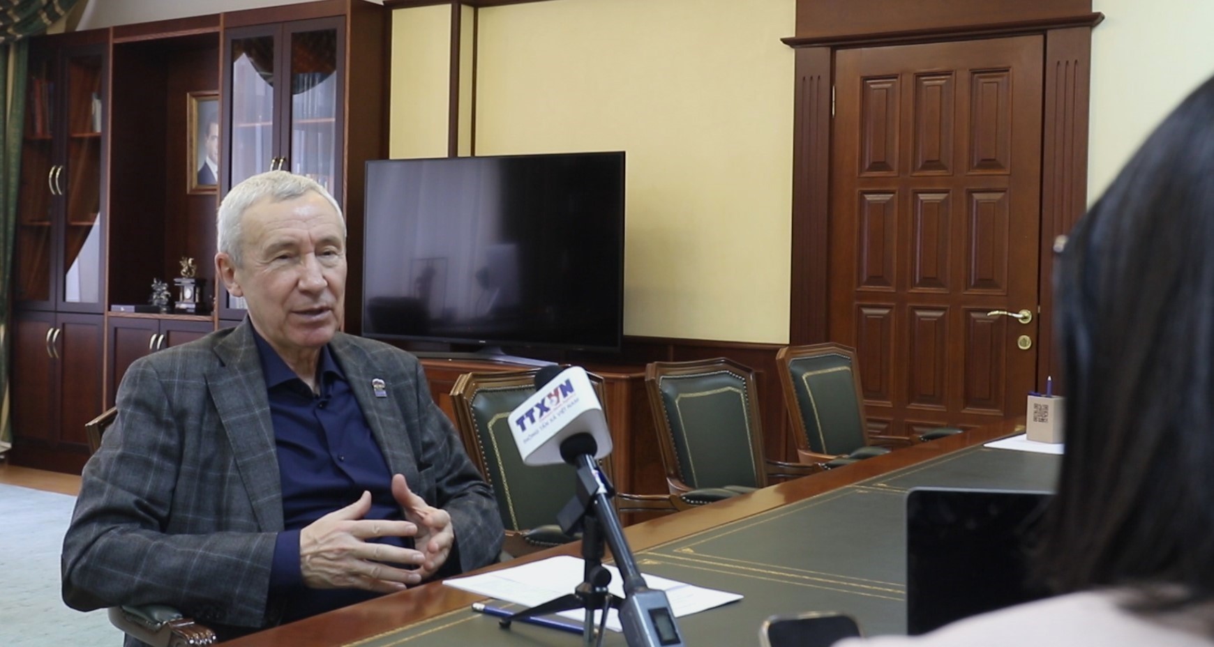 Andrey Klimov, member of the Presidium of the Supreme Council of the United Russia Party (UR), grants an interview to the Vietnam News Agency. (Photo: VNA)