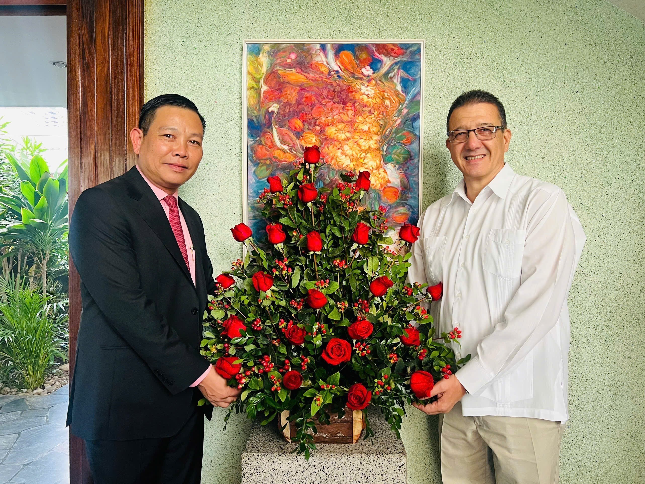 Vietnamese Ambassador to Venezuela Vu Trung My (left) and Cuban Ambassador Jorge Luis Mayo Fernandez at their meeting in Caracas on December 31 (Photo: VNA)