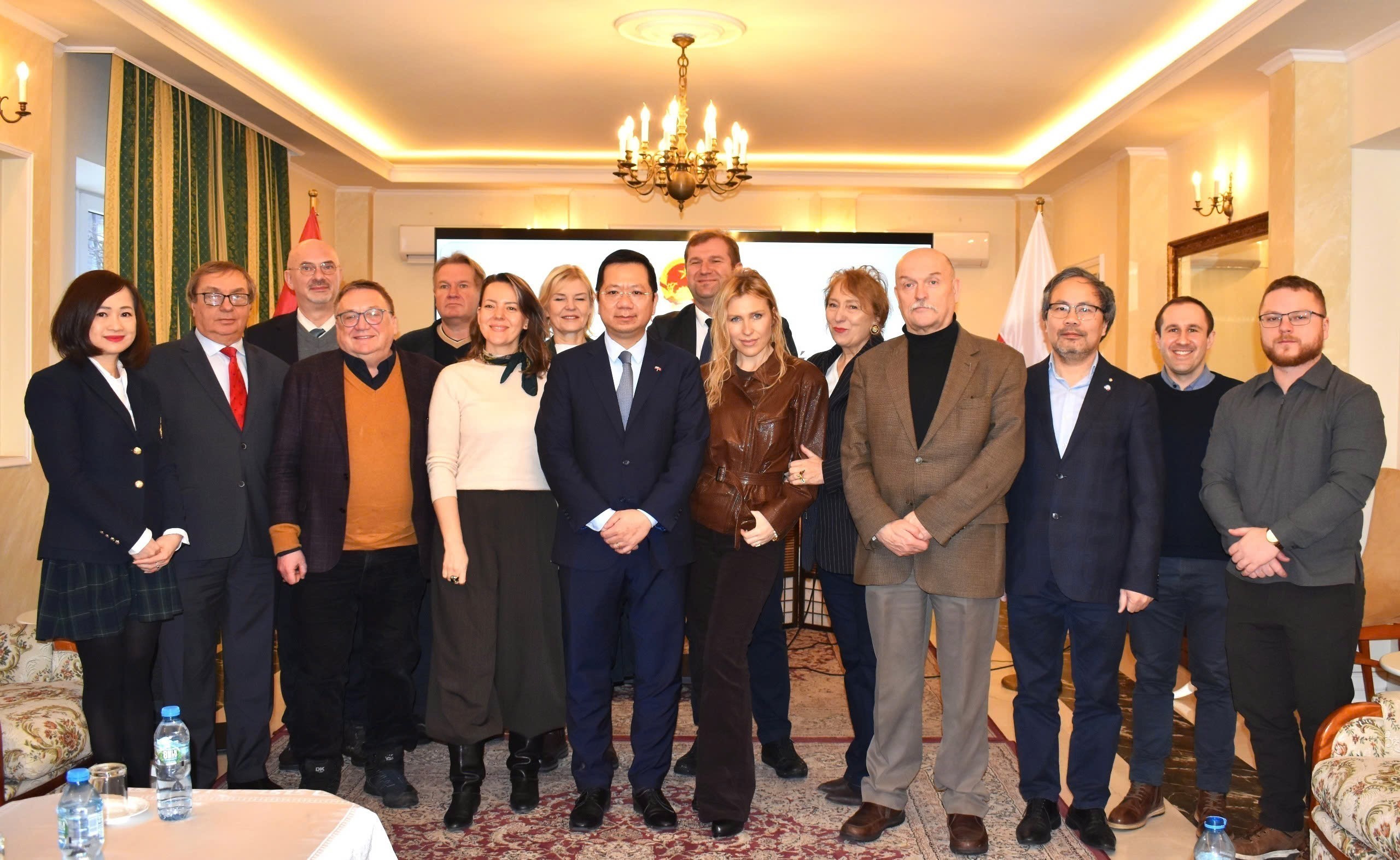 Vietnamese Ambassador to Poland Ha Hoang Hai (front, fifth from left) and other participants in the press meeting on January 15 (Photo: VNA)