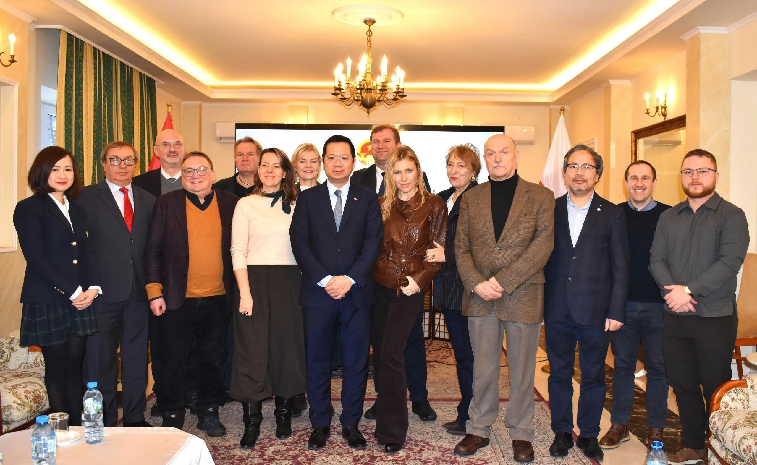 Vietnamese Ambassador to Poland Ha Hoang Hai (front, fifth from left) and other participants in the press meeting on January 15 (Photo: VNA)