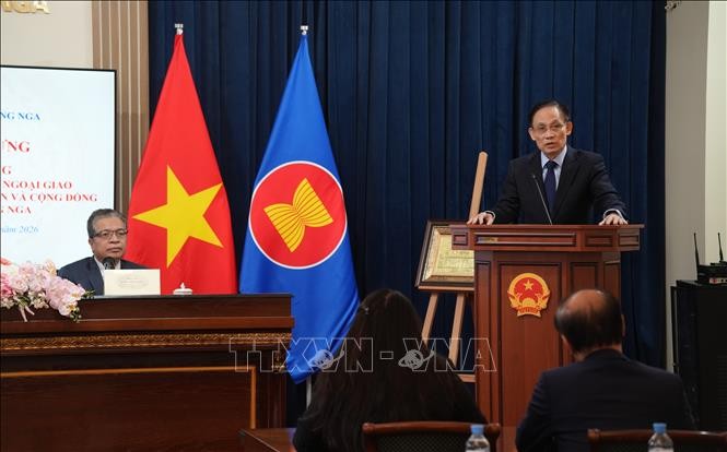 Politburo member and Minister of Foreign Affairs Le Hoai Trung, Special Envoy of Party General Secretary To Lam, speaks at a meeting with staff of the Vietnamese Embassy and representatives of the Vietnamese community in Russia on February 25. (Photo: VNA)