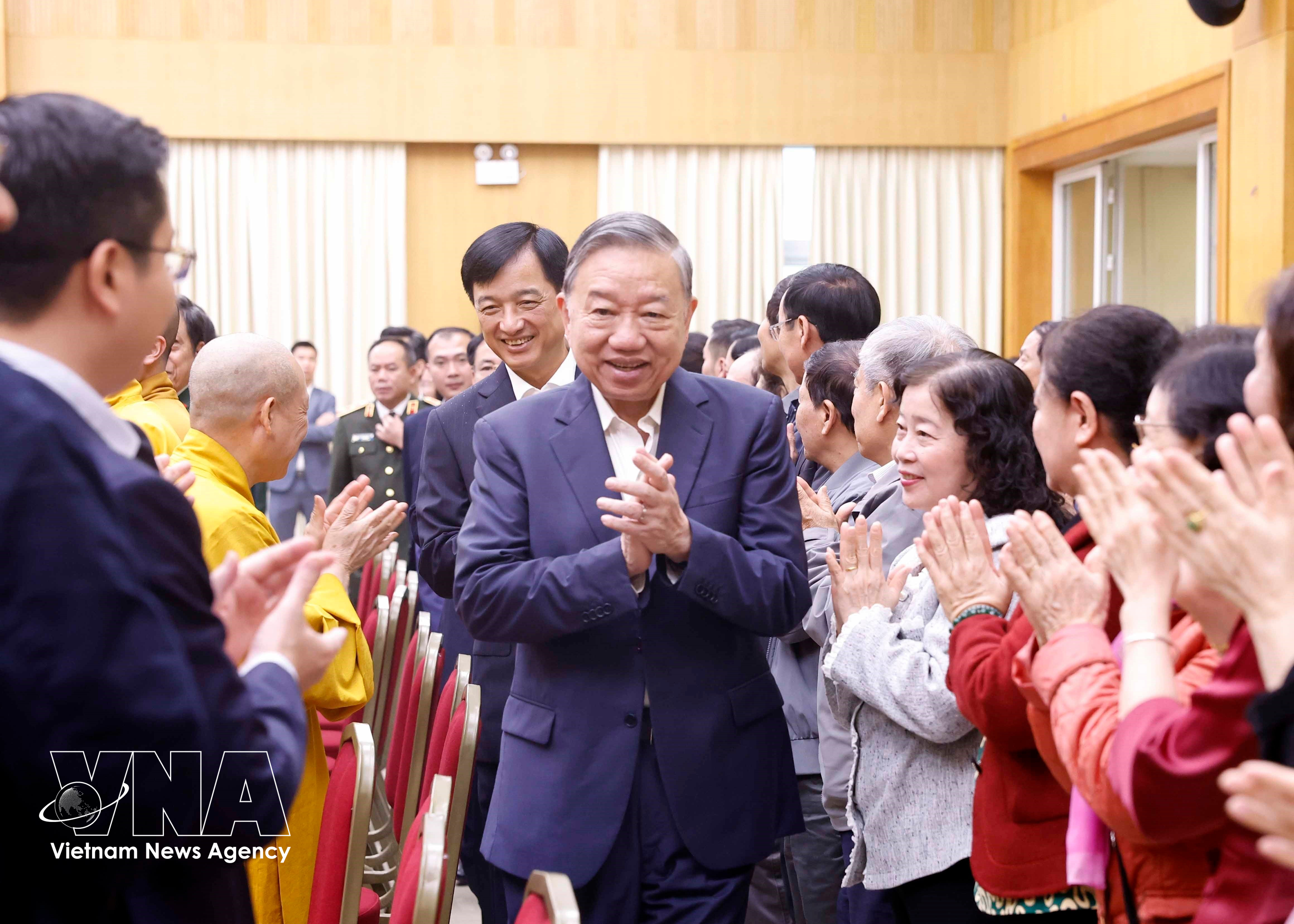 General Secretary of the Communist Party of Vietnam Central Committee To Lam (C) attends the meeting with Hanoi voters. (Photo: VNA)