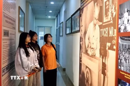 Visitors at the exhibition (Photo: VNA)