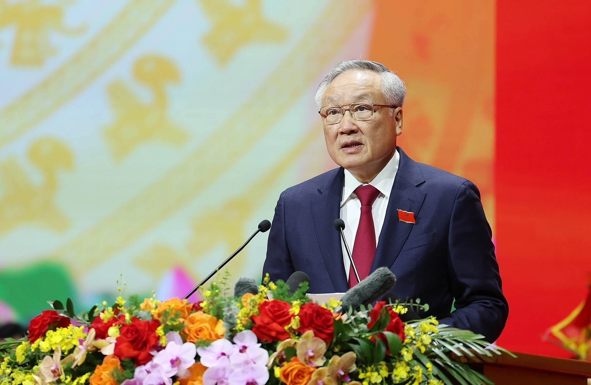Politburo member, Permanent Vice Secretary of the Government’s Party Committee, and Standing Deputy Prime Minister Nguyen Hoa Binh presents the draft political report. (Photo: VNA)