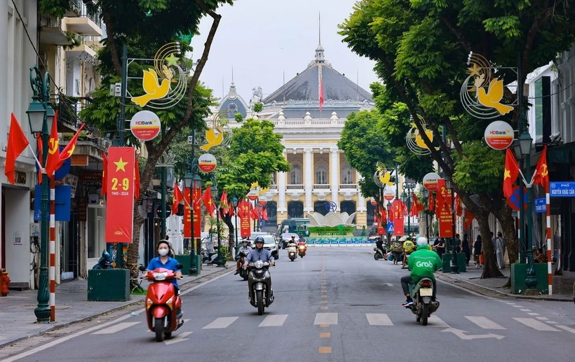 Trang Tien street in Hanoi is decorated with flags and banners to celebrate the 80th National Day anniversary. (Photo: VNA)