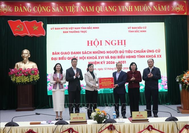 The standing board of the Vietnam Fatherland Front (VFF) committee of Bac Ninh hands over the list of individuals meeting the criteria to run as candidates for the 16th National Assembly and the provincial People’s Council for the 2026–2031 term to the provincial Election Committee. (Photo: VNA)