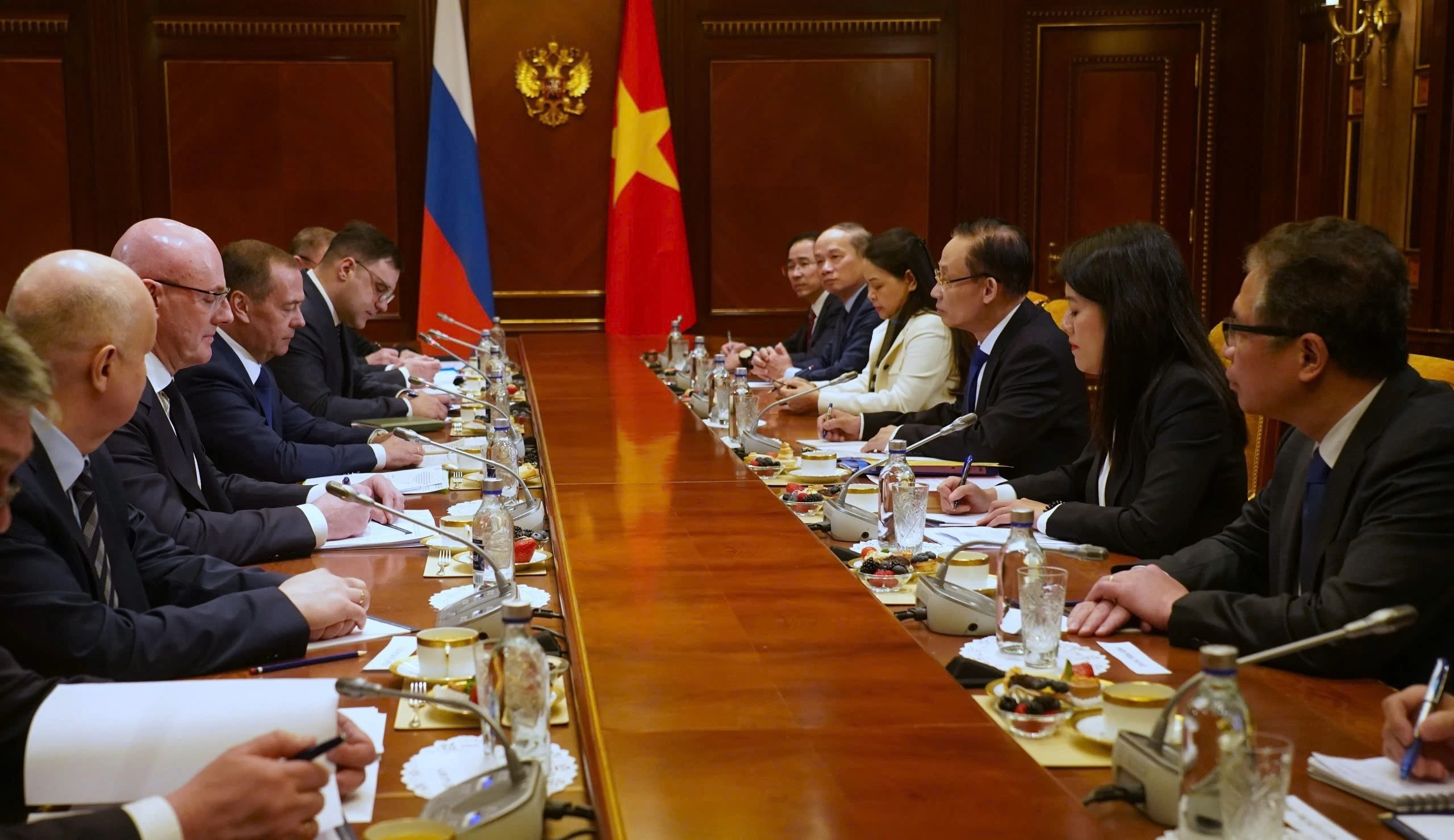 Special Envoy of General Secretary of the Communist Party of Vietnam (CPV) Central Committee To Lam, Politburo member, and Minister of Foreign Affairs Le Hoai Trung at his meeting with Dmitry Medvedev, Chairman of the United Russia Party, in Moscow on February 24. (Photo: published by VNA)