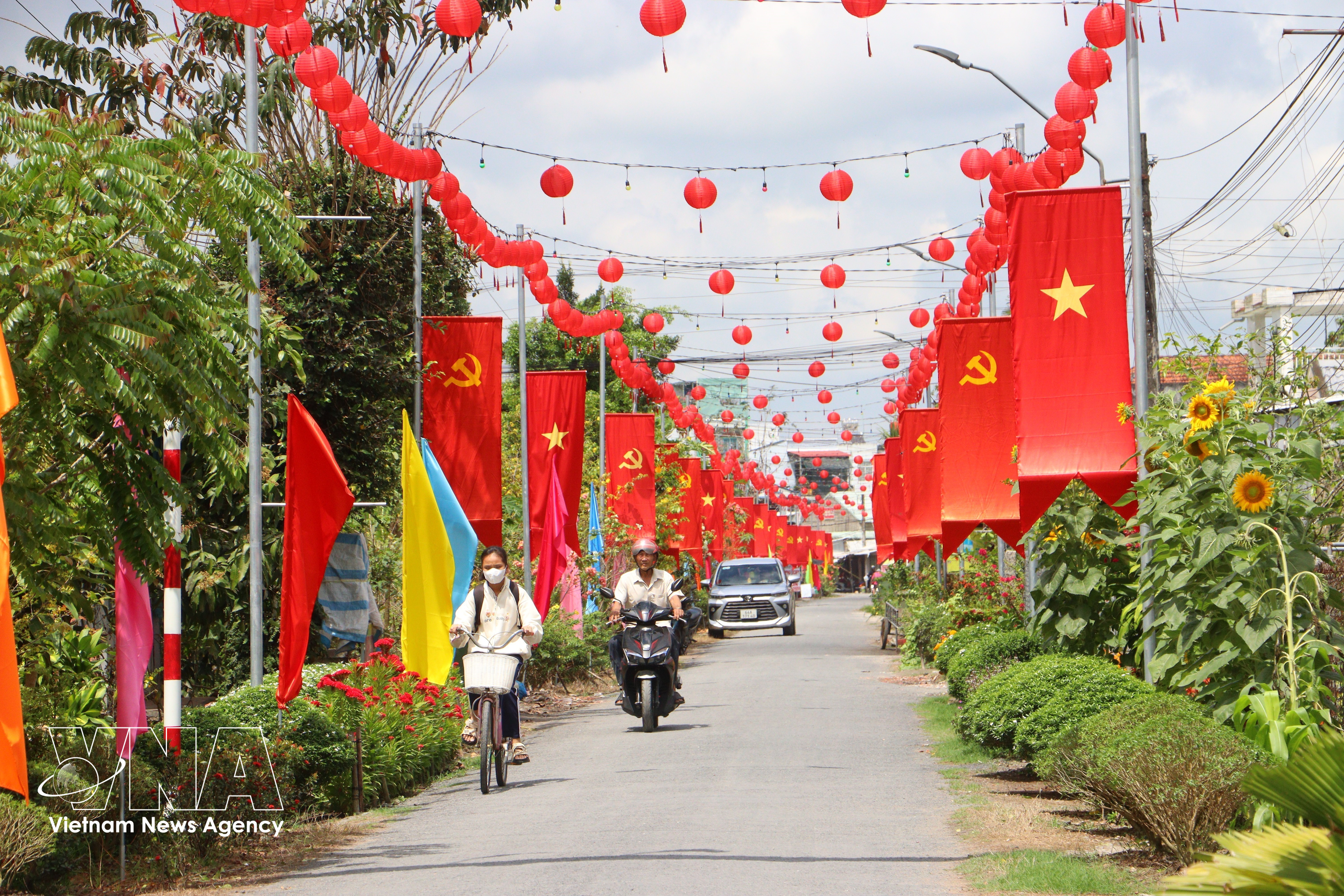 A road in Vinh Long province decorated in celebration of the Election Day (Photo: VNA)