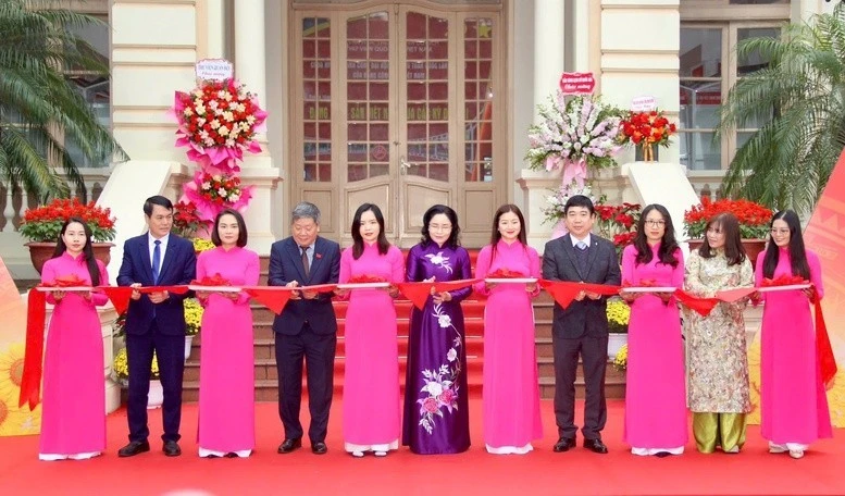 Delegates at the opening ceremony of the exhibition "Celebrating the Party, the Spring, and the Success of the 14th National Party Congress". (Photo: VNA)