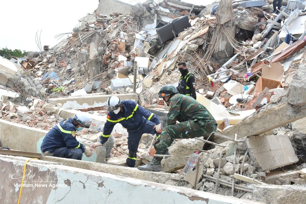 Vietnamese rescuers search for victims still trapped after the double earthquakes in the Playa Grande area, La Guaira state, Venezuela. (Photo: VNA)