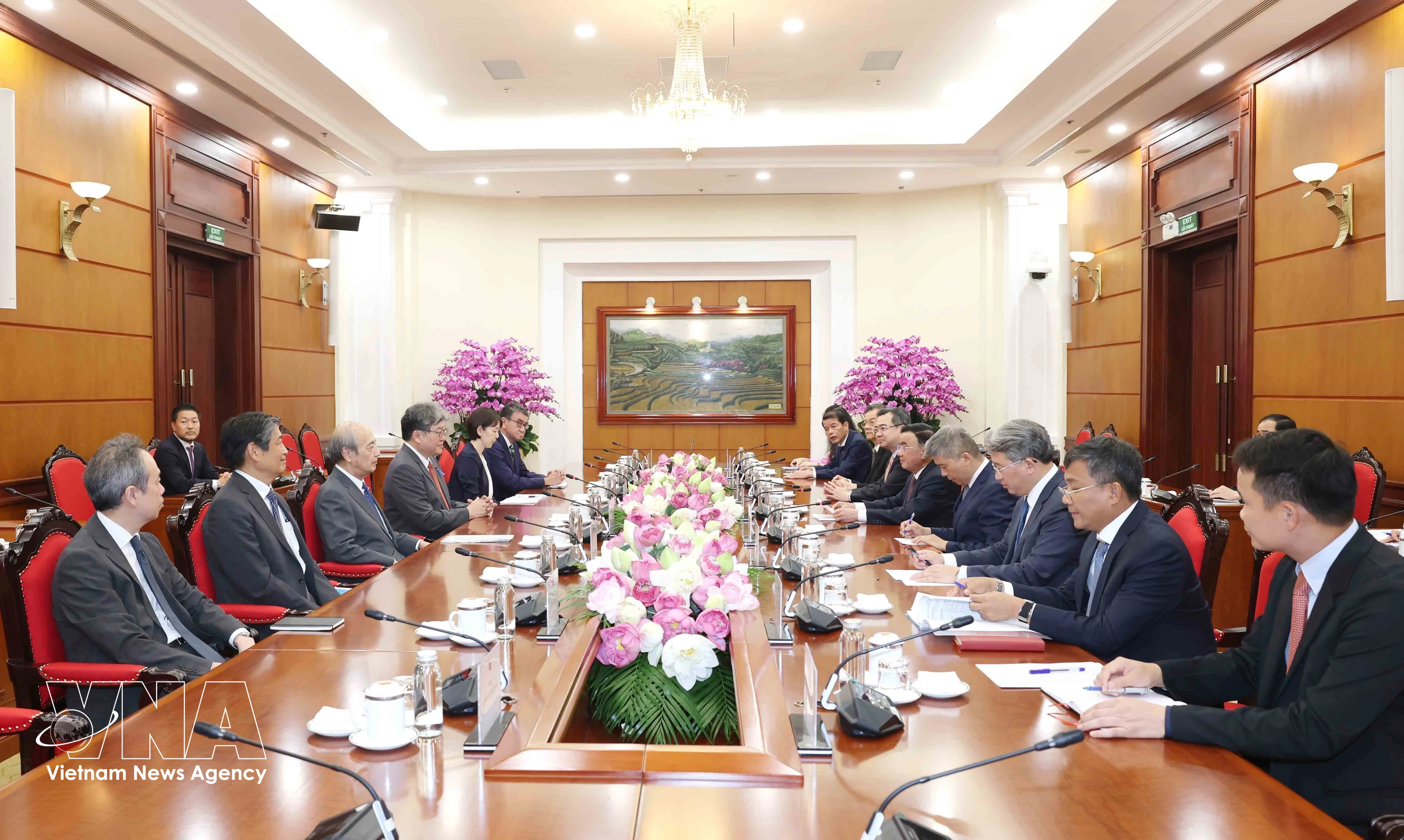 The meeting between Politburo member and Permanent member of the Communist Party of Vietnam (CPV) Central Committee’s Secretariat Tran Cam Tu and Executive Acting Secretary General of the LDP Hagiuda Koichi in Hanoi on July 21 (Photo: VNA)