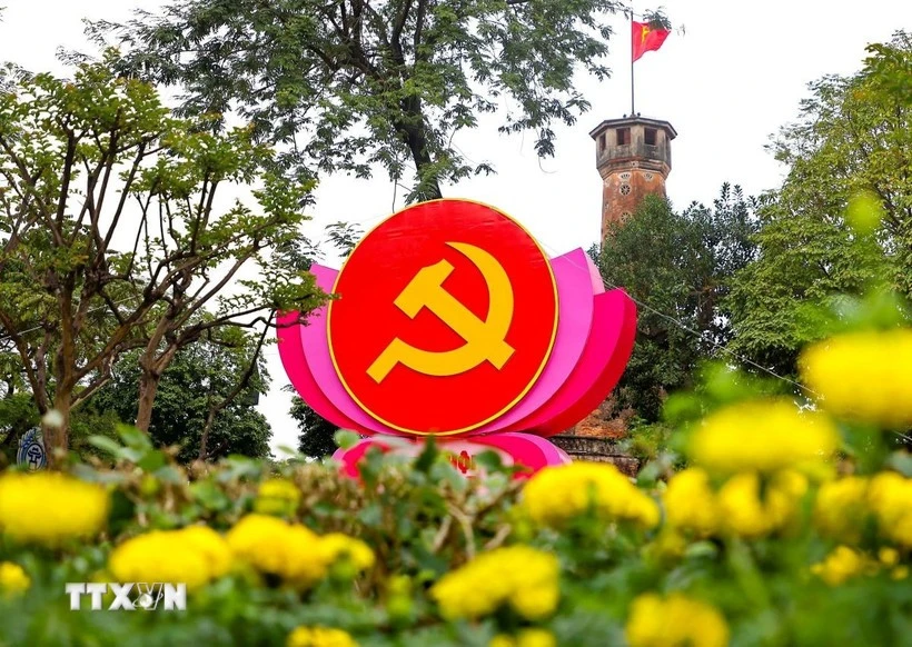 Flags, flowers, and banners adorn a street in Hanoi to welcome the 14th National Party Congress. (Photo: VNA)