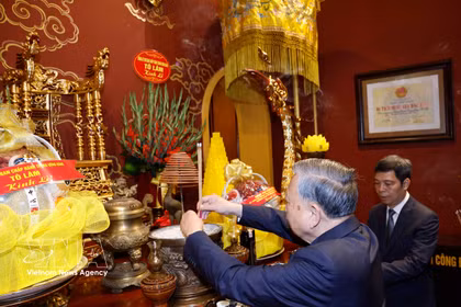 Party leader offers incense in tribute to kings, President Ho Chi Minh