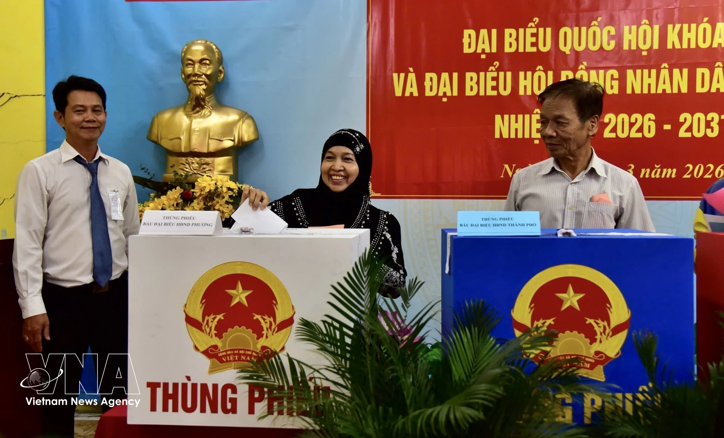 A Cham ethnic voter casts her ballot at Polling Station No. 26 in Gia Dinh ward, Ho Chi Minh City, on March 15. (Photo: VNA) 